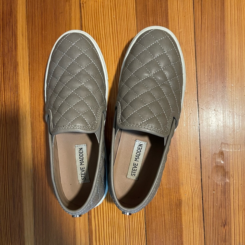 Steve Madden Slip On Size 6 Grey Color - image 4